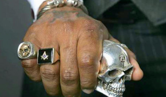 Քրեական պատասխանատվություն՝ «օրենքով գողի» կարգավիճակ տալու կամ ստանալու կամ այն պահպանելու համար