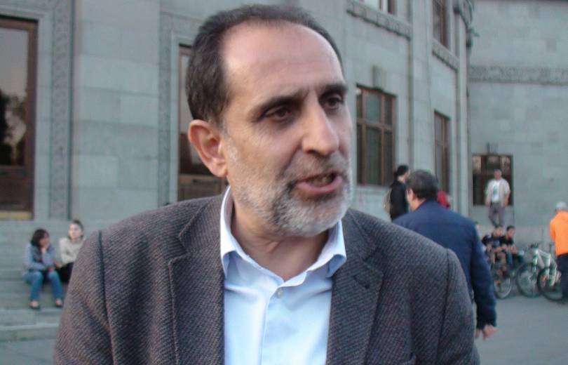 «Ես այ սենց ոտքով կճզմեմ Նիկոլին էլ, Լևոնի զոմբիներին էլ». Արամ Հարությունյանը՝ բերման ենթարկվելիս