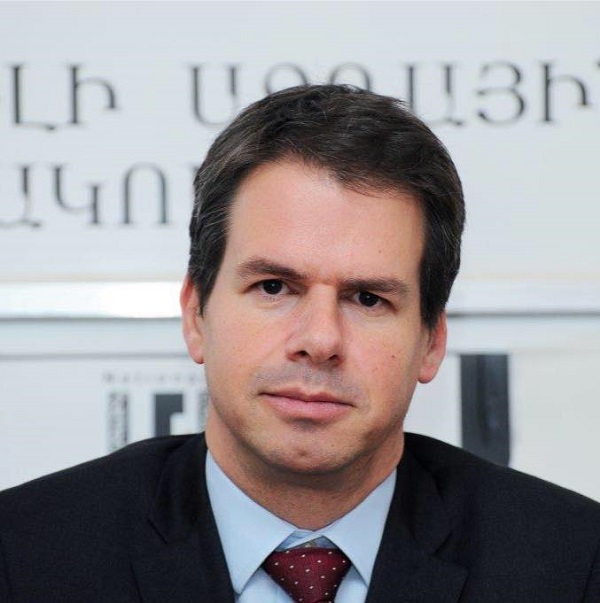 ՀՀ-ում Ֆրանսիայի դեսպան Ջոնաթան Լաքոտն աջակցություն է հայտնում Արփինե Հովհաննիսյանին