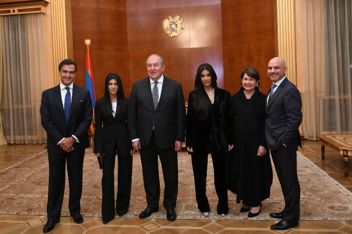 Kim and Kourtney Kardashian visit Armenian President Armen Sarkissian for dinner at the palace․DailyMail