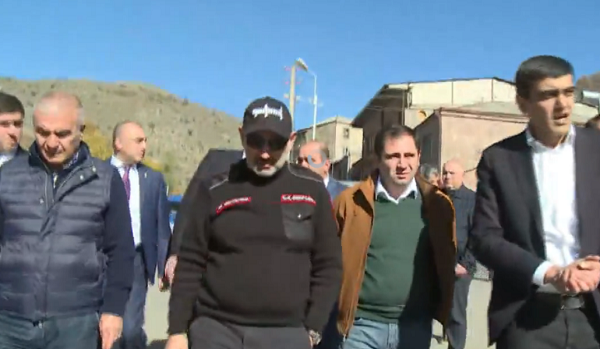 Քաղաքապետի մասին իր գործերը թող խոսեն․ Փաշինյանը ընդհատեց գորիսեցի կնոջ գովաբանությունը