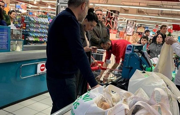 Հրաժարվում ենք պոլիէթիլենային տոպրակներից և վերցնում կտորե տոպրակներ. վարչապետն ու տիկինը գնումներ են կատարում