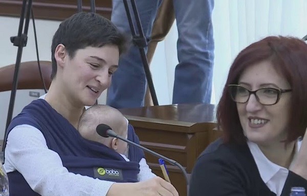 Ծափահարենք, մանկաբույժն էլ եկավ․․․Ավագանու անդամը նիստին մասնակցում էր երեխայի հետ