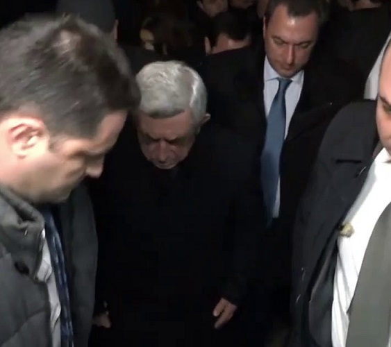 Չե՞ք տեսնում, որ պատեհ առիթ չէ. Սերժ Սարգսյանը մասնակցեց Գեորգի Կուտոյանի հոգեհանգստին