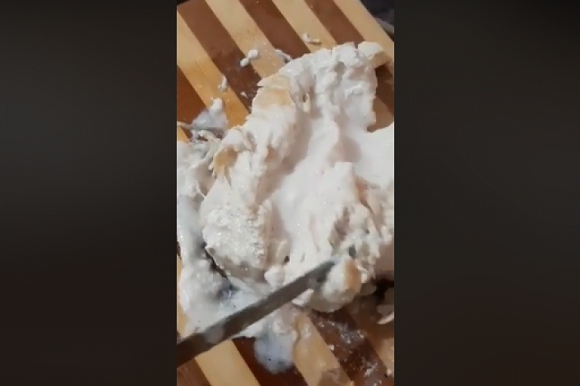 «Հավի կրծքամիսը եփելու ընթացքում ջուրը փրփրում, թափվում էր, անտանելի հոտ էր գալիս»