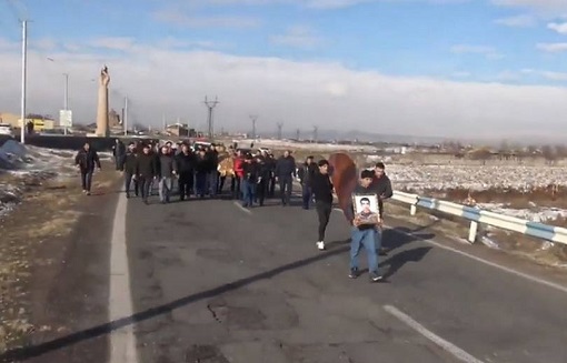 Զոհված զինծառայողի հարազատները նախարարի հետ համաձայնության եկան. վերադառնում են՝ զինվորին հուղարկավորելու