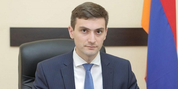 Կարծում եմ, երբ տաքսու մեջ 1 ուղևոր է, այդ պարագայում վարակելու հավանականությունը շատ ցածր է