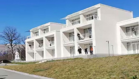 Դիլիջանում մեկուսացված քաղաքացիների համար բացօթյա համերգ է տեղի ունեցել