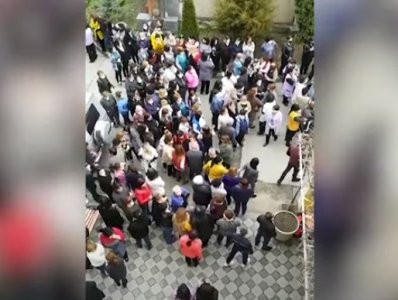 Վանաձորի «Գլորիա» կարի ֆաբրիկայի աշխատակիցները ներխուժել են ֆաբրիկա 