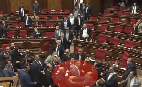 Այս կադրերում երևում է, թե ո՞վ էր գլխից բռնել ու ո՞վ էր մեջքից հարվածում Մարուքյանին