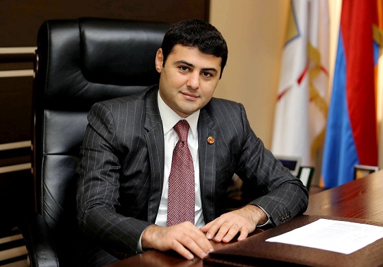 Ոստիկաններն ասֆալտին են փռում Սամվել Ալեքսանյանի եղբոր որդուն