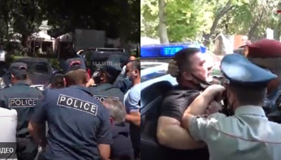 Լարված իրավիճակ՝ ԿԲ-ի դիմաց․ ոստիկանները բերման ենթարկեցին փողոցը փակած քաղաքացիներին