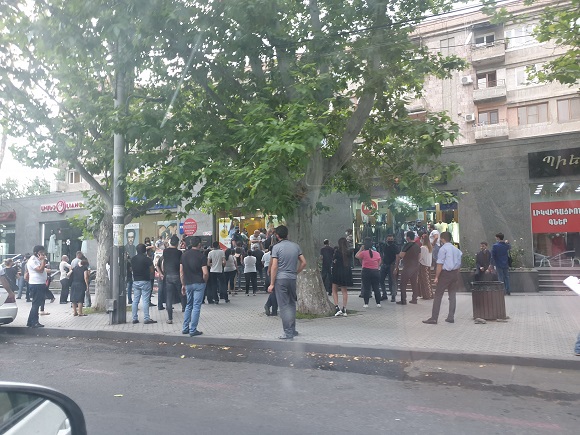 Վարկային կազմակերպությունների գրասենյակների դիմաց քաղաքացիների կուտակումներ են դիտվել 