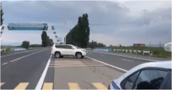 Ոստիկանության ուղիղ եթերի ժամանակ վարորդը խախտում կատարեց եւ դիմեց փախուստի