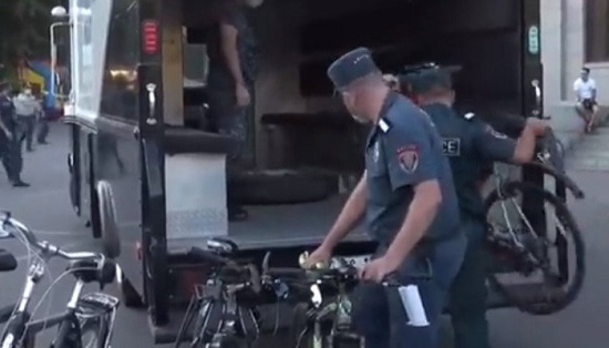 Ոստիկանությունը հեծանիվներով հանդերձ բերման է ենթարկել  երթի մասնակիցներին