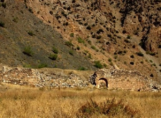 Վանում երեխա չունեցող քուրդ զույգերը ուխտի են գնում հայկական եկեղեցի եւ մատաղ անում