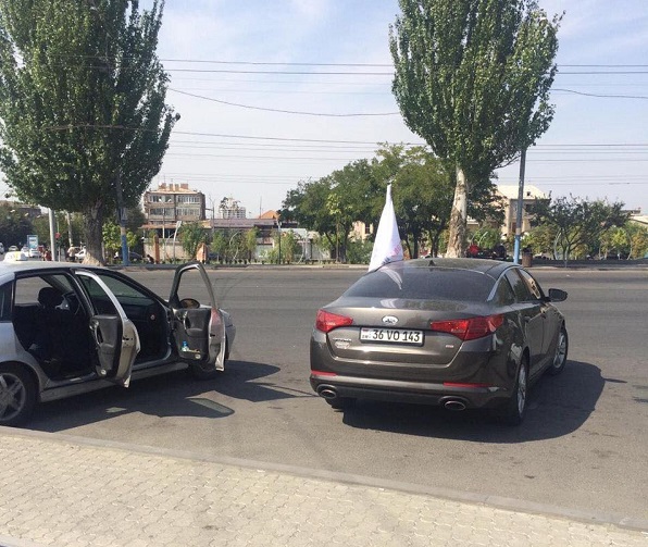 Ծառուկյանի համար դատարանի բակ բերված անձանց մոտեցել են մի քանի դեղնակտուցներ ու ներկայացել որպես Հայոց արարման հավաքի հարյուրավոր ներկայացուցիչներ