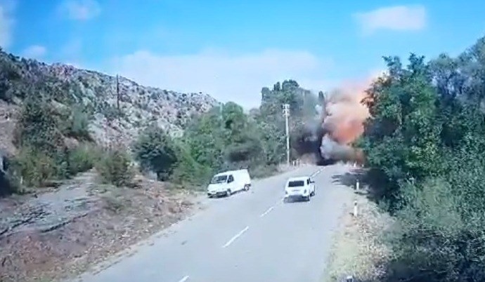 Ինչպես է ադբեջանական արկն ընկնում ՀՀ-ն և Արցախը կապող Հակարի գետի կամրջի վրա