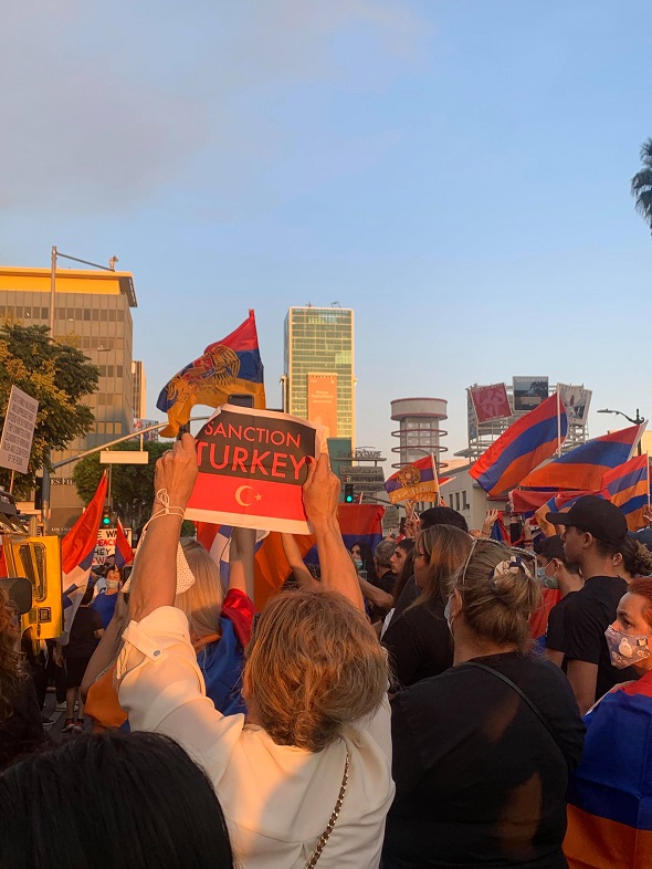 Լոս Անջելեսի հայերը փակել են Հոլիվուդի տասնյակ փողոցներ՝ բողոքելով թուրք-ադրբեջանական ագրեսիայի դեմ