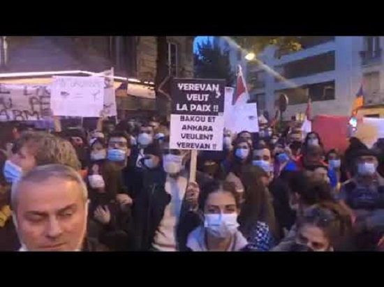 Հայ համայնքի հզոր ցույցը Փարիզում՝  թուրքական դեսպանատան առաջ