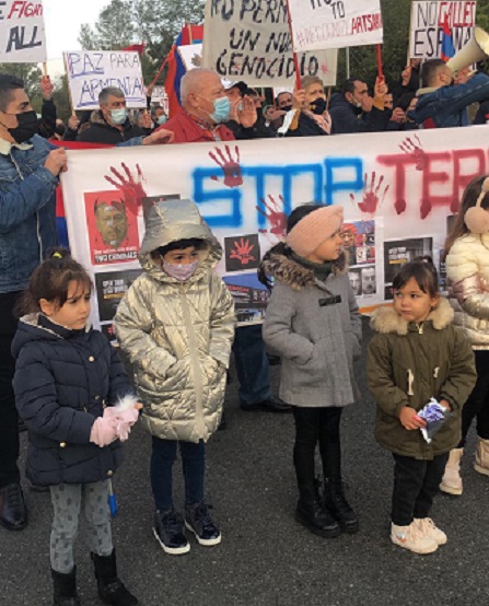 Հայերը փակել են Ֆրանսիա-Իսպանիա միջպետական ճանապարհը՝ պահանջելով ճանաչել Արցախի անկախությունը 