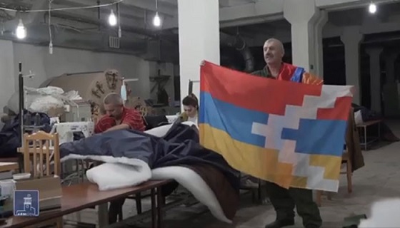 Ապաստարաններում կանայք ու տղամարդիկ զինվորների համար քնապարկ, հագուստ են կարում