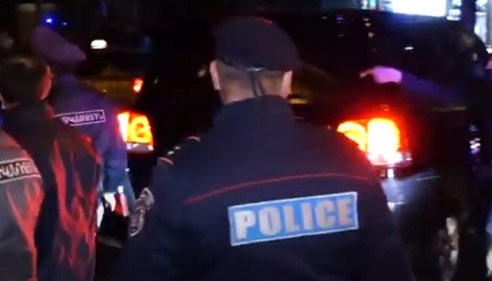 «Արա՛, մի՛ արեք, արա՛, սրտից հիվանդ մարդ ա». անհետ կորածների հարազատներին բերման են ենթարկում