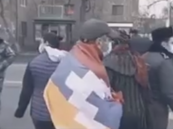 Ինչպե՞ս է ոստիկանը պահանջում, որպեսզի բեռնատարի վարորդը մեքենան քշի ցուցարարների վրա