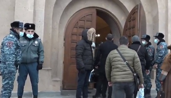 Քաղաքացիները Գր. Լուսավորիչ եկեղեցու մոտ են՝ խոչընդոտելու Նիկոլ Փաշինյանի մուտքը