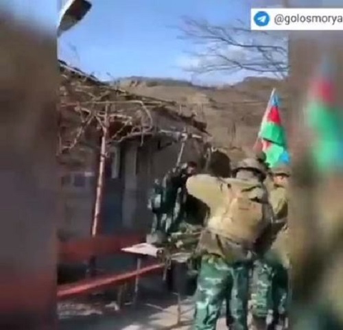 Շուռնուխում ադրբեջանցիները հեռացնում են հայկական դրոշն ու տեղադրում իրենցը