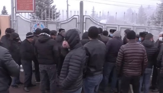 Անհետ կորած զինվորի՝ ավտոմեքենայով ՊՆ մուտք գործած հայրն ազատ է արձակվել. պաշտպան