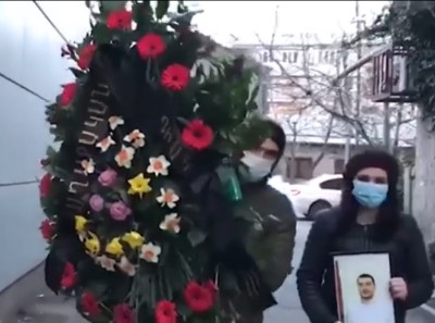 Քաղաքացիները հեղափոխության ակցիաների ոճին համաձայն ծաղկեպսակ են դրել Հրաչյա Հակոբյանի բակում