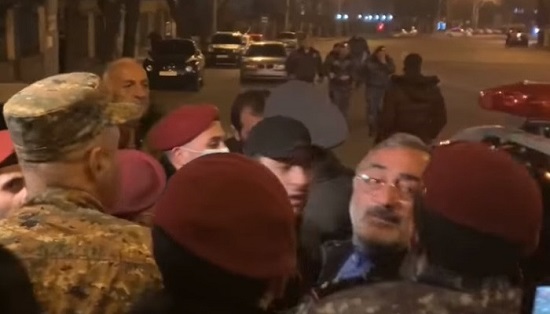 Բաղրամյան պողոտայում անձը դանակով մտել է վրան՝ սպառնալով, որ «կմորթի բոլոր հականիկոլականներին»