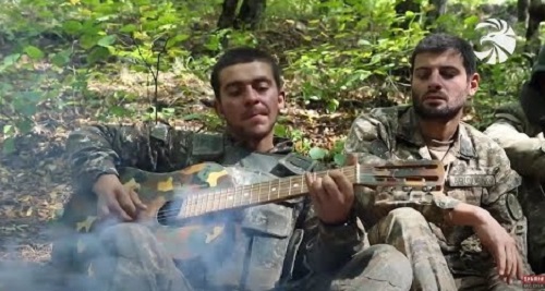 Ճակատից զինվորի մասին երգող տղան