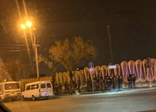 Վահաններով և սաղավարտներով զինված ոստիկանները պատ են կազմել. Փաշինյանը դեռ վախը չի հաղթահարել