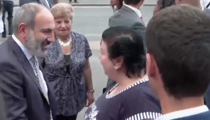 «Ծափ տվե՛ք, արա». քաղաքացիներից պահանջում են ծափահարել Փաշինյանին