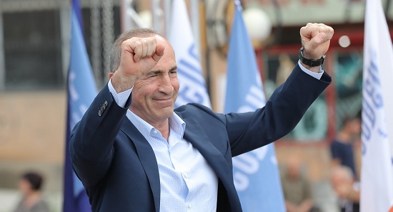 Ֆրանսիայի հրապարակում բազմաթիվ աջակիցներ մոտենում են ՀՀ երկրորդ նախագահ Ռոբերտ Քոչարյանին