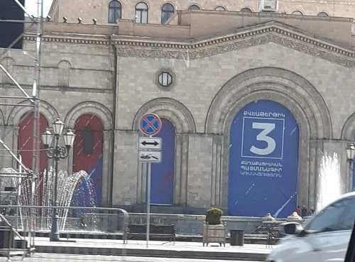 Սա ոչ միայն վարչական լիազորությունների անէթիկ չարաշահում է, այլ նաև արվեստային տարածքի ապականում