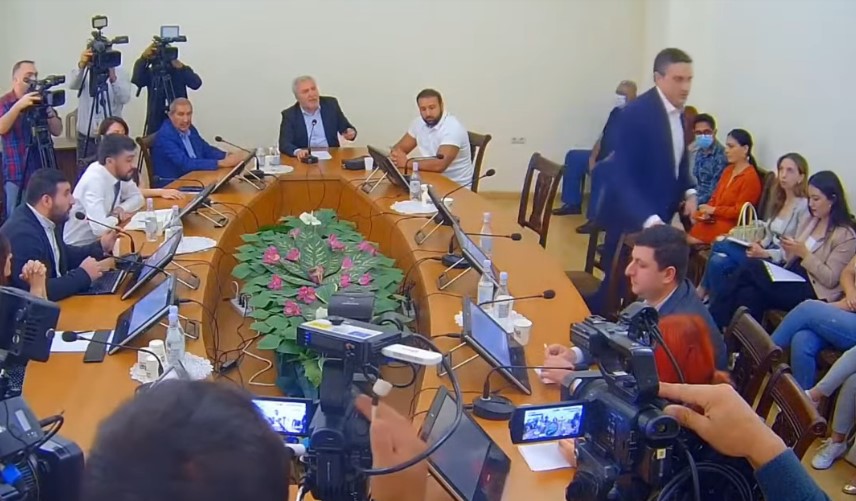 Դուռը չշրխկացնեք․ թեժ վեճ ԱԺ-ում