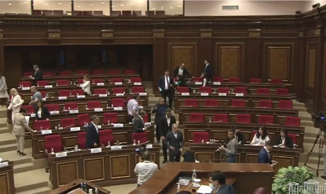 «Հայաստան»-ն ու «Պատիվ ունեմ»-ը լքեցին նիստերի դահլիճը