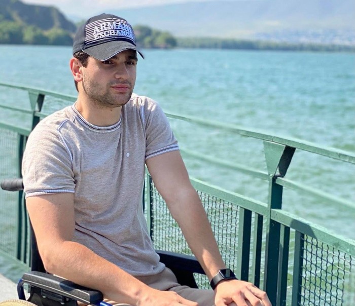 Ինչքա՜ն ցածր ու զզվելի են էն տաքսու վարորդները, որոնց մեքենան իմ սայլակը կա՛մ կկեղտոտի, կա՛մ կվնասի. պատերազմի մասնակից