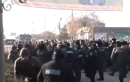 Փարաքարում բախումներ են տեղի ունեցել քաղաքացիների և ոստիկանների միջև