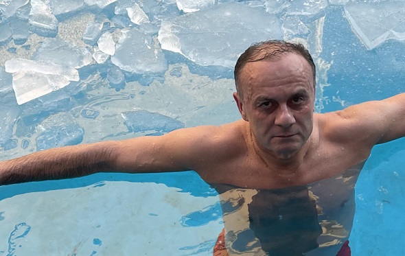 Ինչպե՞ս է Սեյրան Օհանյանը մխրճվում սառցե լողավազանի մեջ