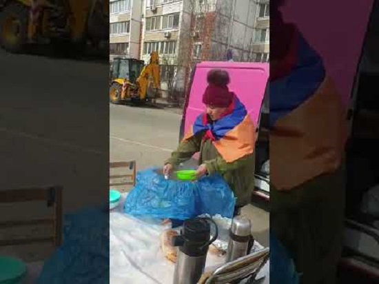 Հայուհին Կիևում բորշ ու թեյ է բաժանում՝ եռագույնն ուսերին