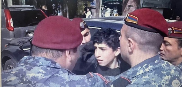 Ինչպե՞ս են ոստիկանները բռնի ուժով բերման ենթարկում անչափահաս երեխայի