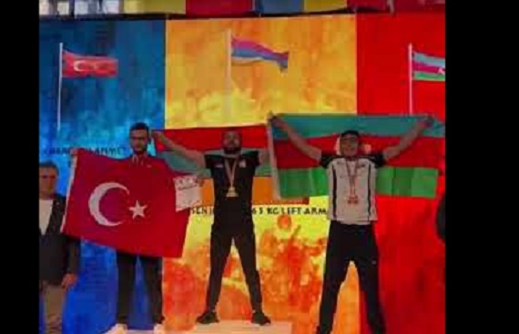 Ադրբեջանցին, ՀՀ հիմնի ժամանակ, ոտնաթաթերին կանգնած ու ձեռքերը  բացելով, փորձել է փակել մեր չեմպիոնին