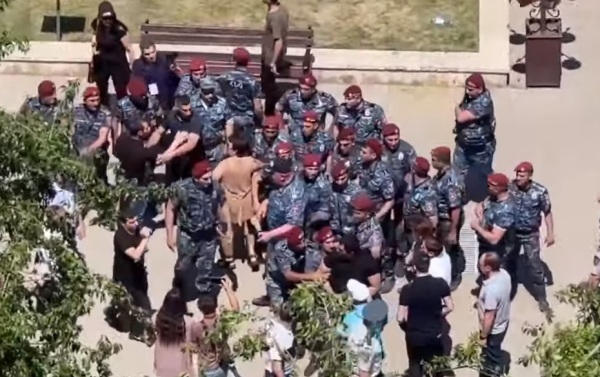 Ծեծող ոստիկանները հերթով ցուցմունք են տալու Նիկոլի դեմ․ Կոչուբաև