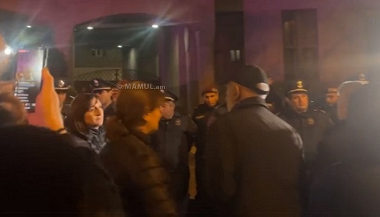 «Մի քանի տասնյակ ծնողների դեմ կանգնած են հարյուրավոր ոստիկաններ». ի՞նչ է կատարվում ՔԿ-ի դիմաց