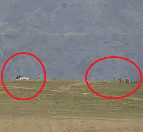 Ինչպես են Ադրբեջանի ԶՈՒ զինծառայողները մեքենայով մոտենում ՀՀ ԶՈՒ զինծառայողներին