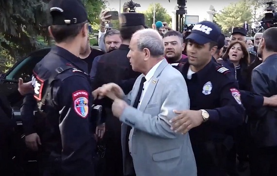 «*** եղեք ստեղից, ա՛յ *******ներ». Եռաբլուրում ծնողների և ՔՊ-ականների մեջ միջադեպ եղավ